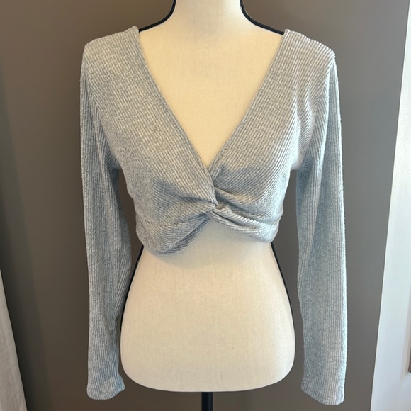 Twisted front crop top - Picture 2 of 6